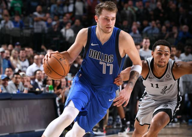  东契奇40+三双独行侠登顶  